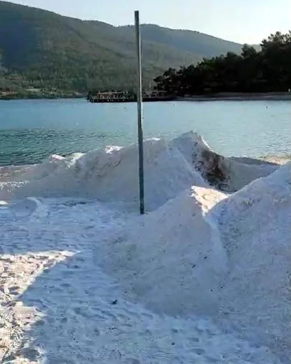 MUĞLA Bodrum'da plaja dökülen kuvars tozu, iş makineleriyle kaldırılmaya başlandı
