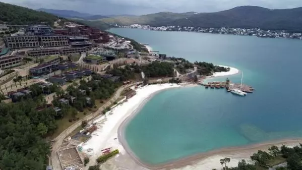 MUĞLA Bodrum'da plaja dökülen kuvars tozu, iş makineleriyle kaldırılmaya başlandı