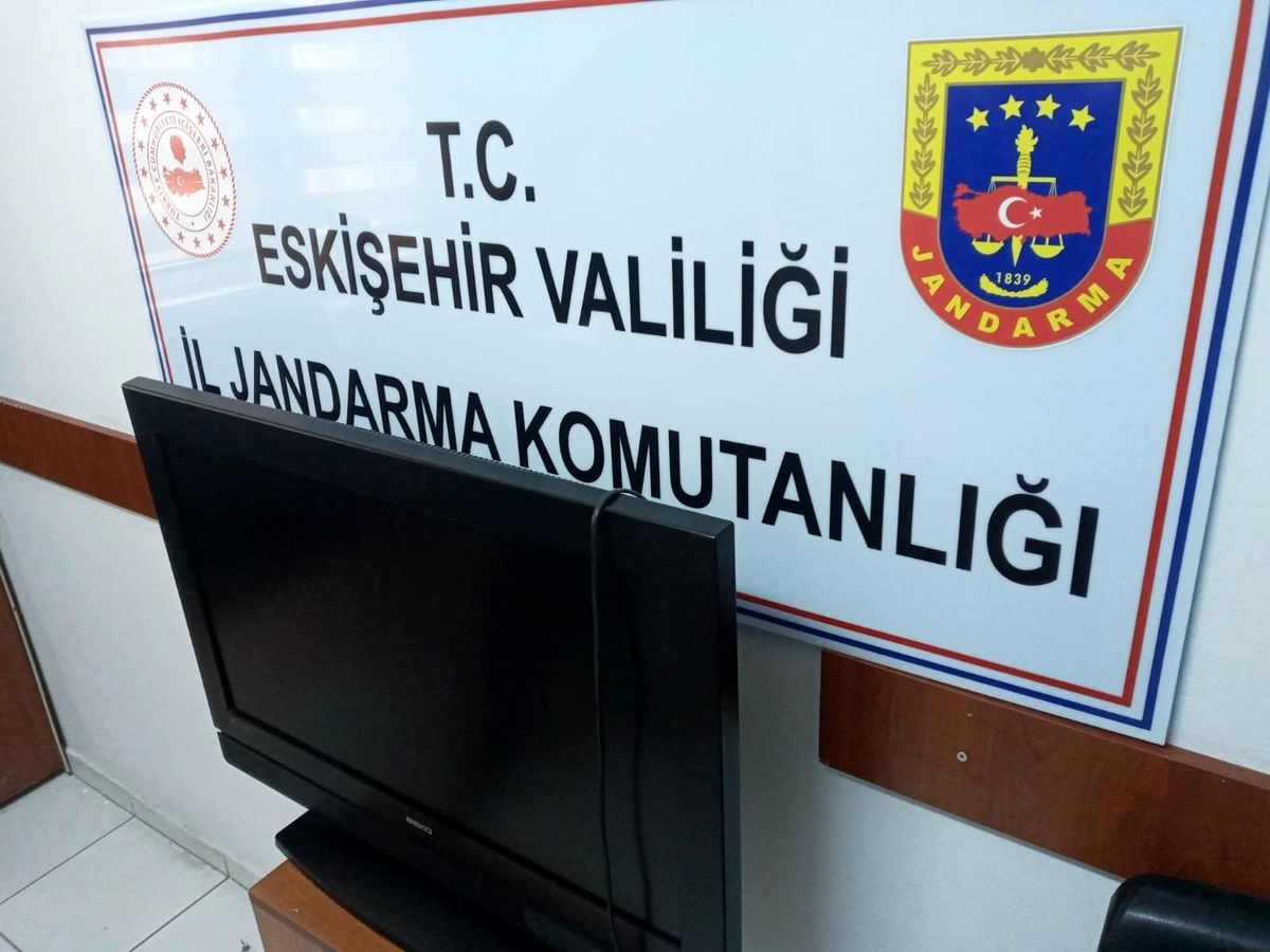 Çaldıkları televizyonu ikinci el eşya dükkânına satan iki kardeş yakalandı