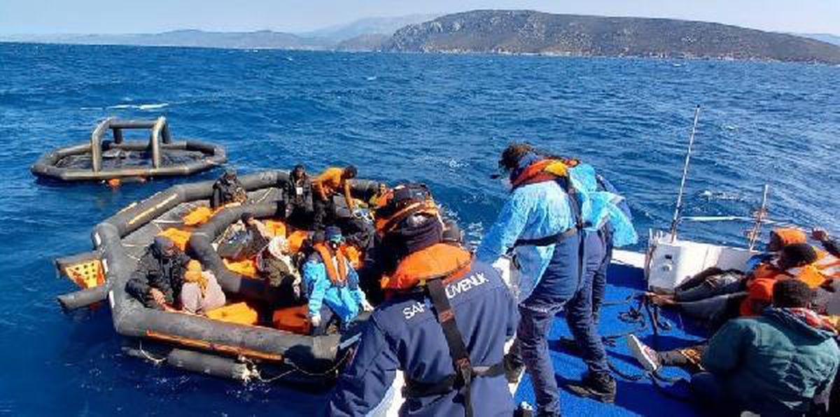 Çeşme\'de 37 kaçak göçmen kurtarıldı