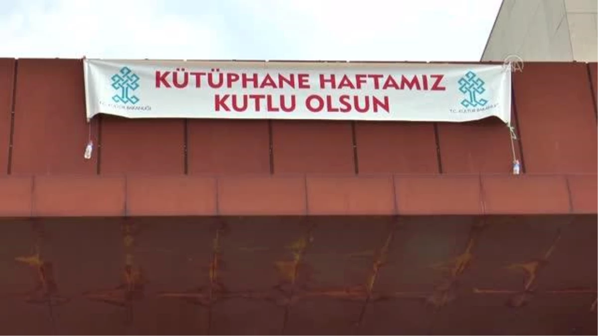 DİYARBAKIR - Öğrenciler, Kütüphaneler Haftası etkinliğinde açık havada kitap okudu