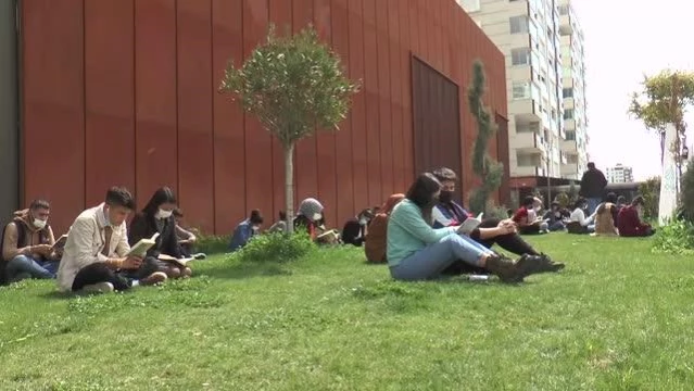 DİYARBAKIR - Öğrenciler, Kütüphaneler Haftası etkinliğinde açık havada kitap okudu