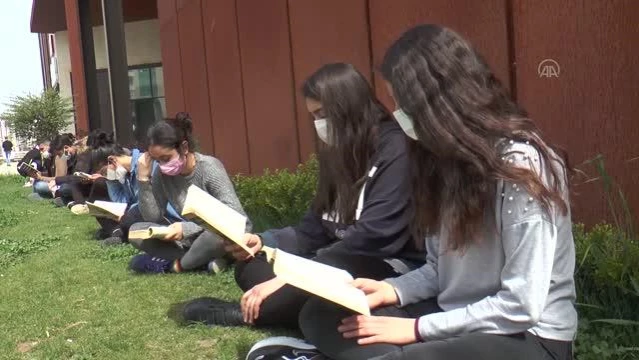 DİYARBAKIR - Öğrenciler, Kütüphaneler Haftası etkinliğinde açık havada kitap okudu
