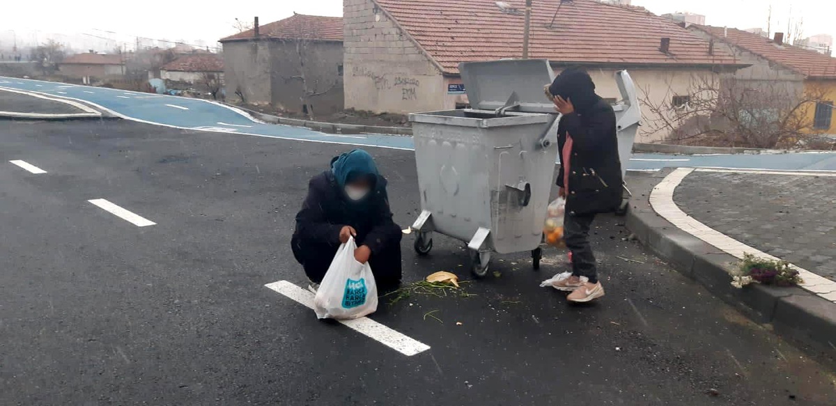 Evinden getirdiği yiyecekleri çöp konteynerinden toplamış gibi yaparak dilenen kadın yakalandı