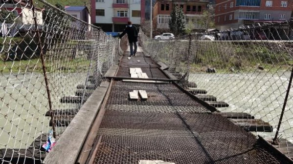 TRABZON Güzergah daha kısa diye 150 metre mesafedeki tahrip olan asma köprüyü kullanıyorlar