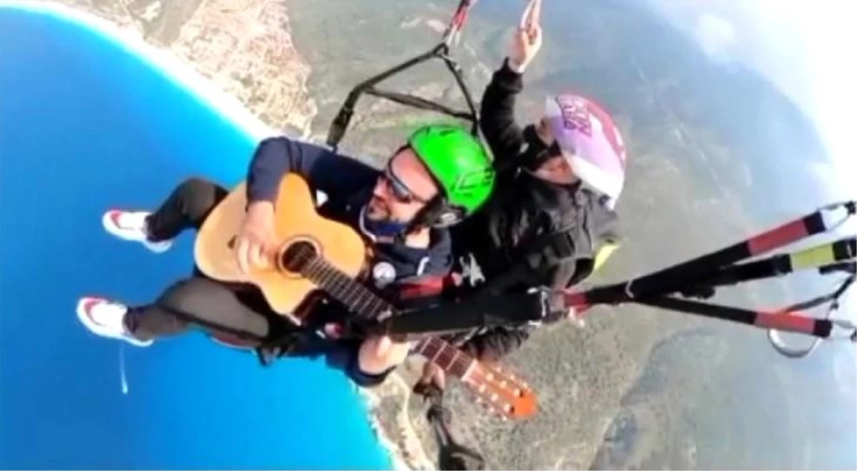 İki bin metrede gitarla uçtu