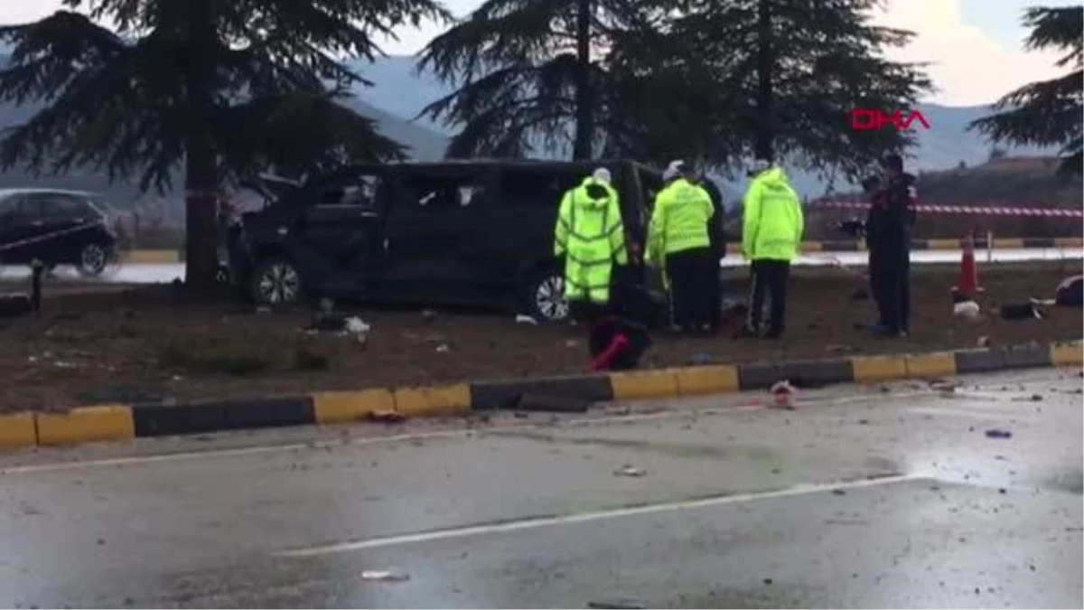 Isparta\'da minibüsle hafif ticari araç çarpıştı 3 ölü, 8 yaralı