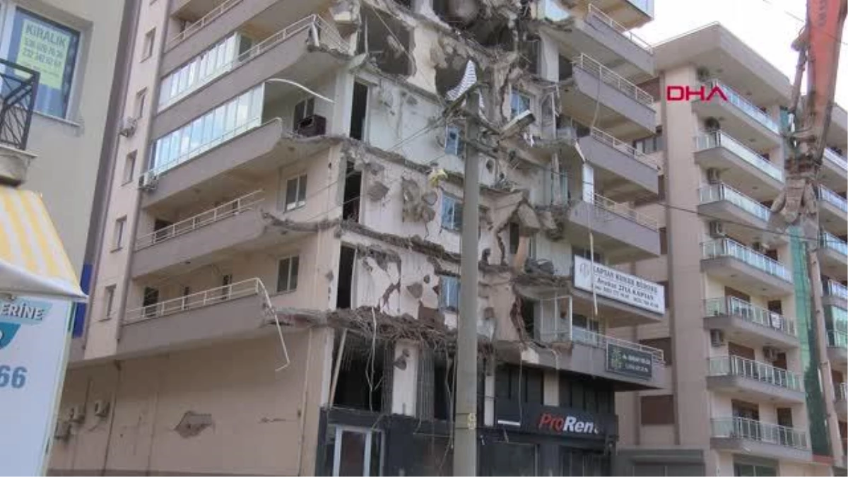 İZMİR İzmir\'deki ağır hasarlı binaların yıkımı sürüyor
