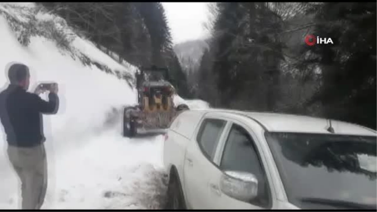 Karda mahsur kalan otomobil böyle kurtarıldı