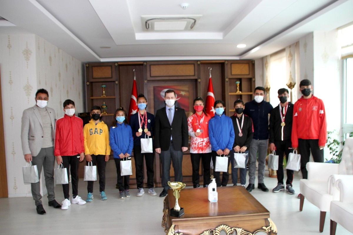 Kaymakam Demirer başarılı sporcuları ödüllendirdi