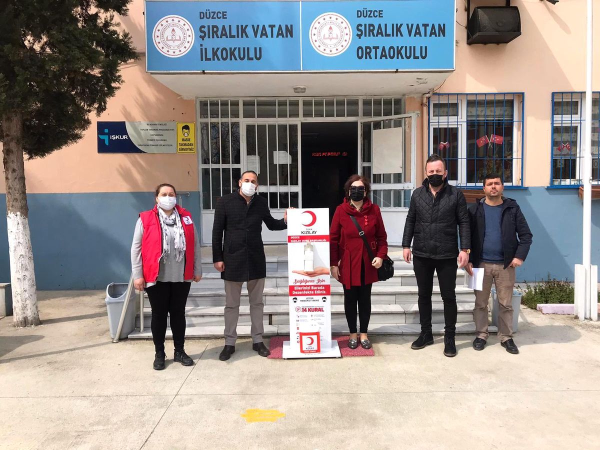 Kızılay\'dan okullara dezenfektan standı