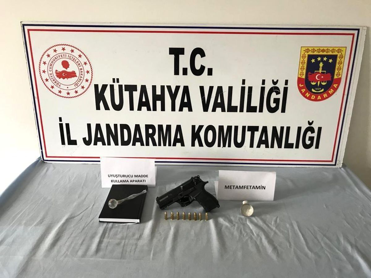 Son dakika haberi! Kütahya\'da bir araçta uyuşturucu ve ruhsatsız tabanca ele geçirildi
