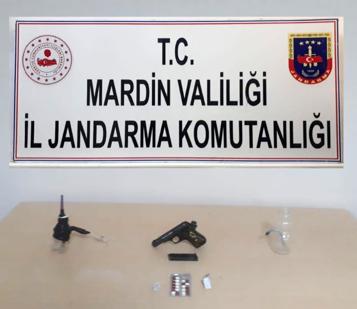 Son dakika haberleri: Mardin\'de ruhsatsız tabanca ve uyuşturucu ele geçirildi