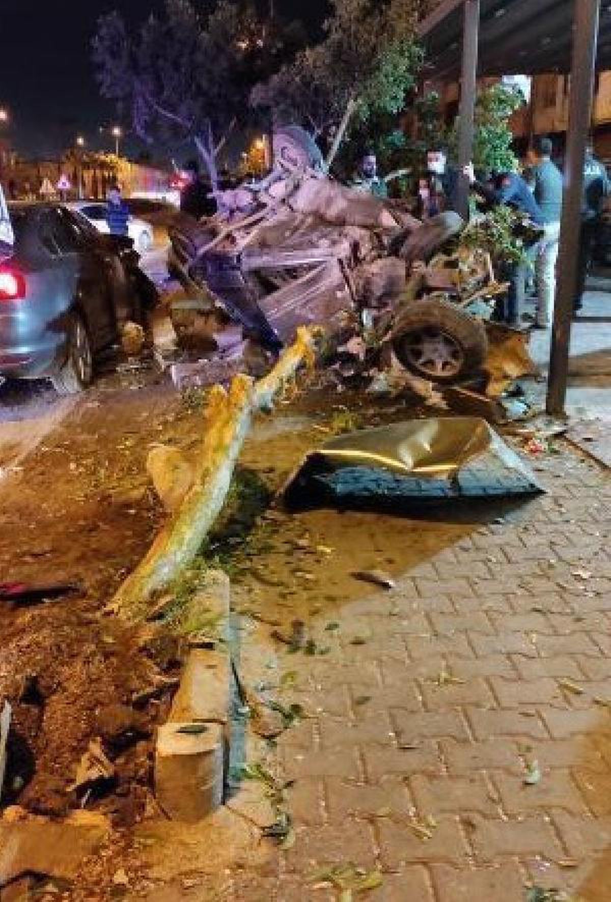Mersin\'de iki otomobil çarpıştı; baba-oğul öldü