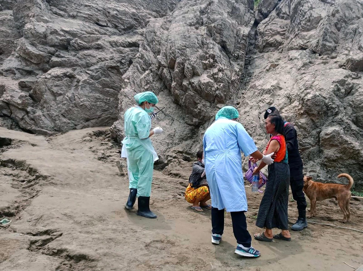 Myanmar ordusundan sivillerin bulunduğu bölgelere hava saldırıları