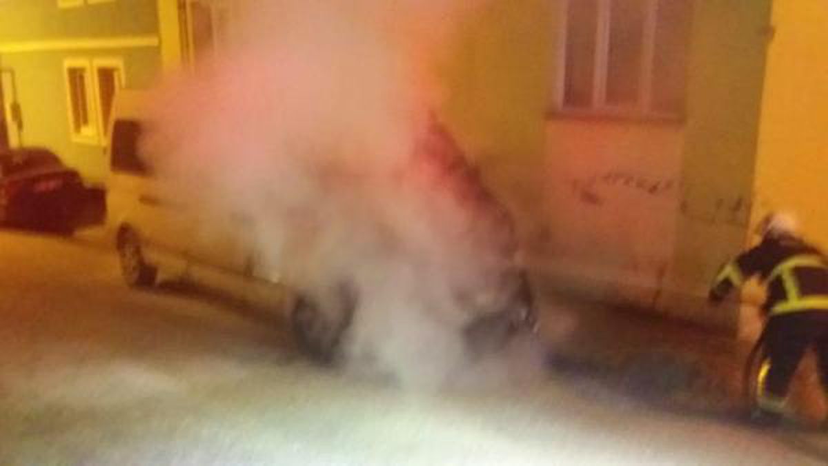Son dakika haberi! Park halindeki araç yanarak kullanılmaz hale geldi