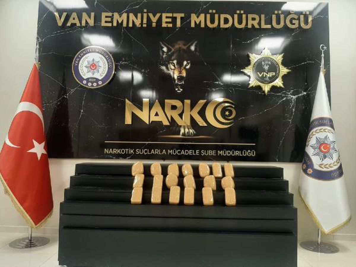 Polis durdurdu, üzerinden ve poşetinden 10 kilo eroin çıktı
