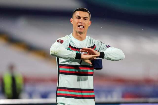 Ronaldo'nun yere attığı pazubandı, 2.5 milyon euroya açık artırmaya koyuldu, geliri SMA hastası bir bebek için kullanılacak Ronaldo'nun yere attığı pazubandı, 2.5 milyon euroya açık artırmaya koyuldu, geliri SMA hastası bir bebek için kullanılacak