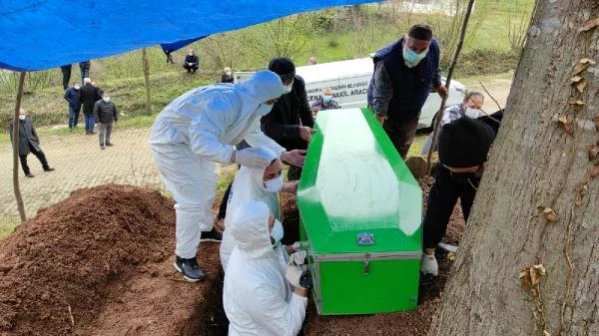 Sakarya'da aynı aileden 5 kişi koronavirüsten öldü