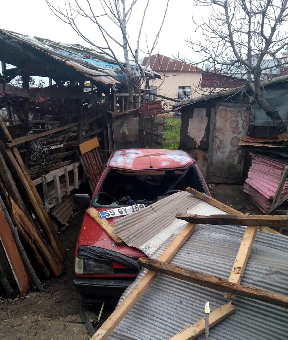 Samsun\'da otomobil barakanın üzerine uçtu: 1 yaralı