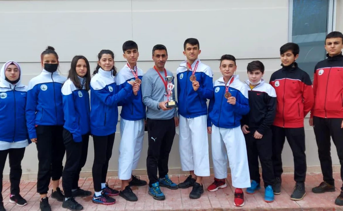 Sivas Belediyespor karate takımı Türkiye 3.\'sü oldu