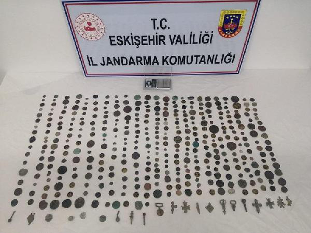 Tarihi eserleri satmaya çalışırken yakalandılar