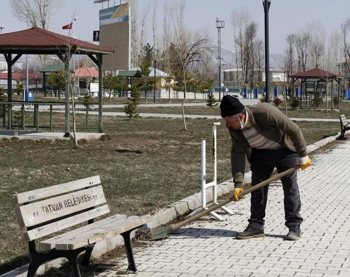 Tatvan\'daki park ve bahçelerde bahar temizliği