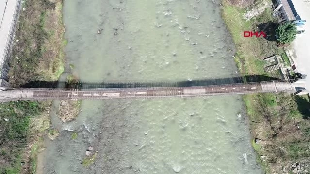 TRABZON Güzergah daha kısa diye 150 metre mesafedeki tahrip olan asma köprüyü kullanıyorlar