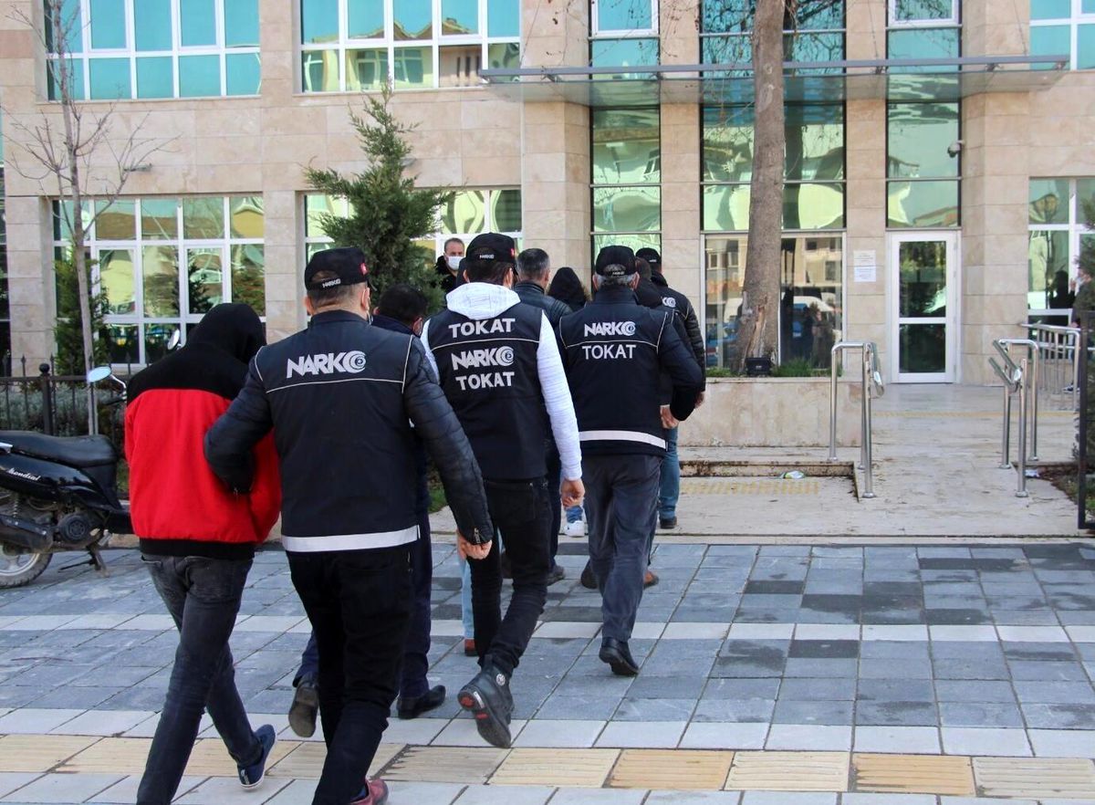 4 ilde sokak satıcılarına yönelik operasyon: 7 tutuklama