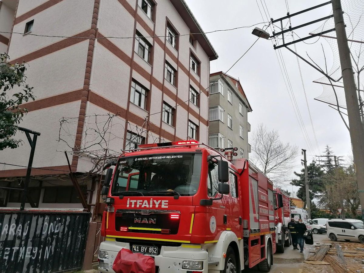 Son dakika haberleri... 5 katlı binada çıkan yangında 4 kişi dumandan etkilendi