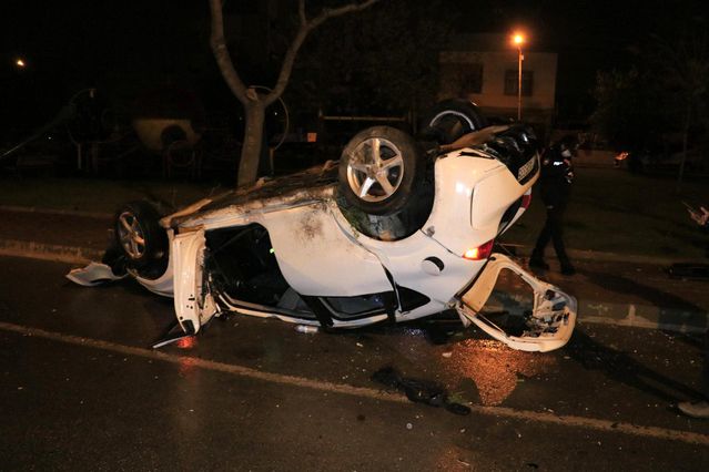 Adana'da otomobil ağaçlara çarpıp takla attı: 4 yaralı