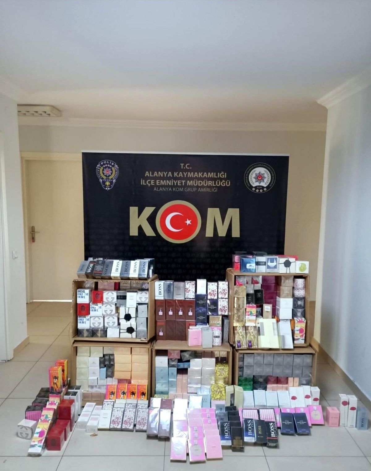 Alanya\'da 893 adet kaçak parfüm ele geçirildi