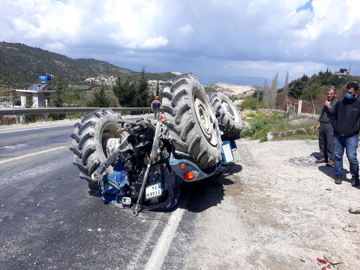 Altınözü\'nde traktör devrildi: 2 yaralı
