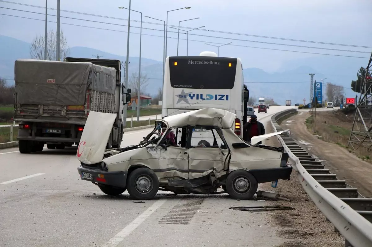 Amasya\'da yolcu otobüsüyle çarpışan otomobil hurdaya döndü: 1 ölü