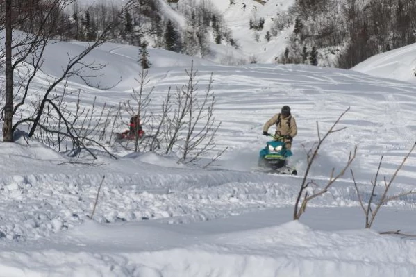 Avrupalı turistlerin Handüzü Yaylası'nda kar motoru keyfi