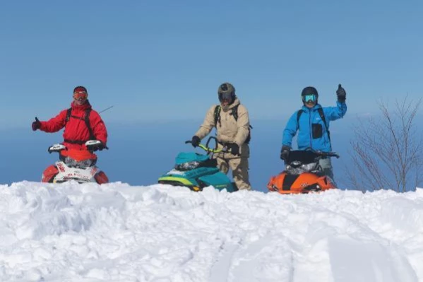 Avrupalı turistlerin Handüzü Yaylası'nda kar motoru keyfi