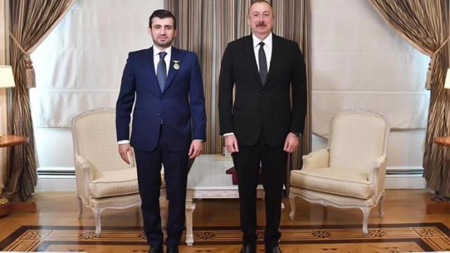 Azerbaycan Cumhurbaşkanı Aliyev, Karabağ zaferinde büyük pay sahibi olan Selçuk Bayraktar'a madalya taktı
