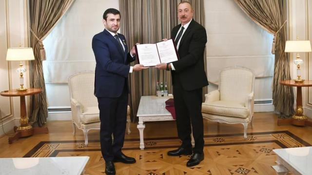 Azerbaycan Cumhurbaşkanı Aliyev, Karabağ zaferinde büyük pay sahibi olan Selçuk Bayraktar'a madalya taktı