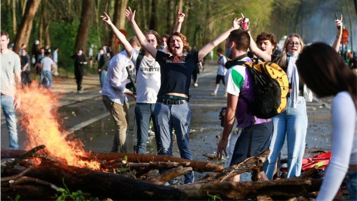 Belçika\'da \'1 Nisan şakası\' kontrolden çıktı, parkta toplanan binlerce kişiye polis müdahale etti