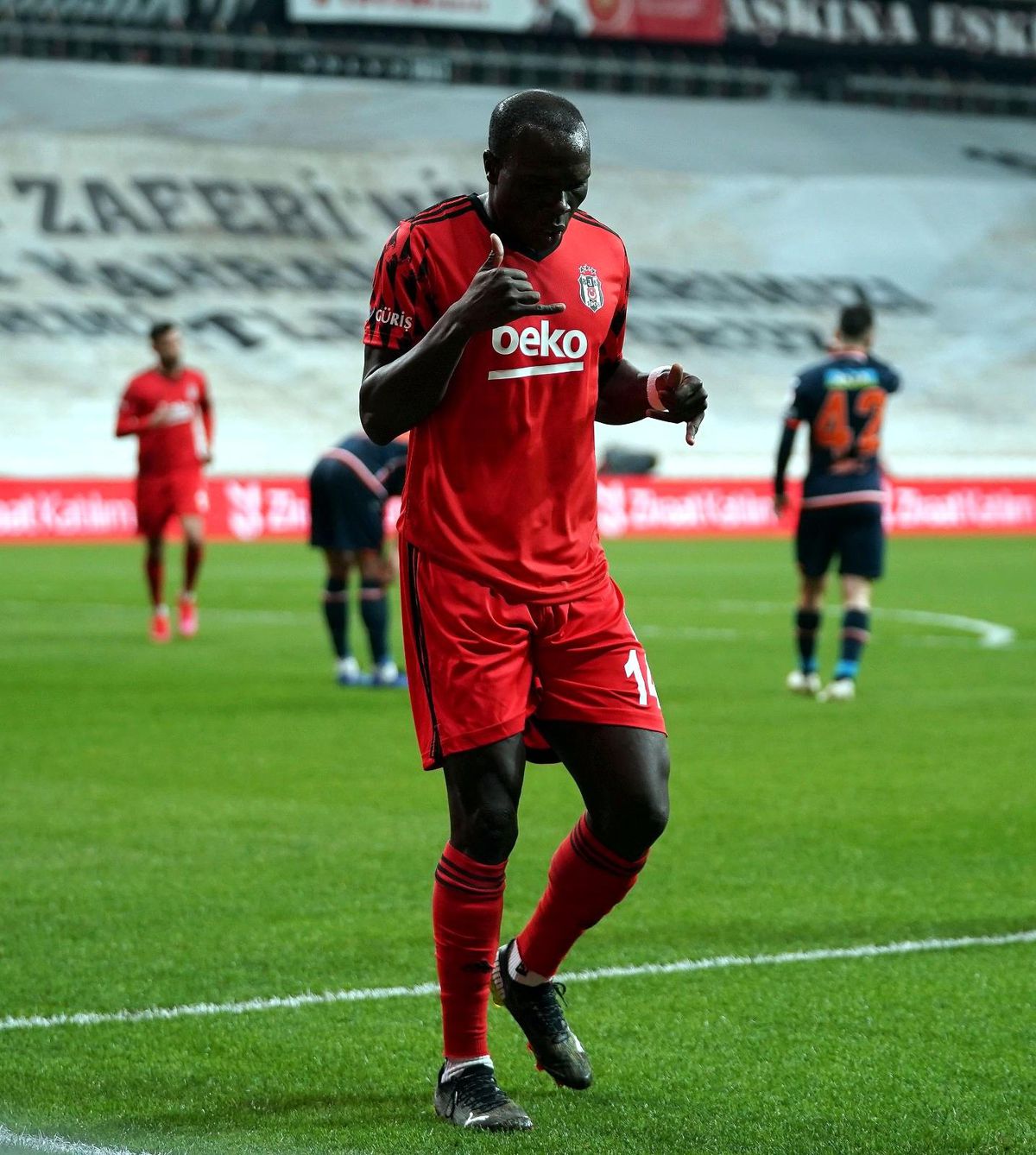 Aboubakar\'ın sağ uyluk ön adalesinde gerilme ve ödem saptandı