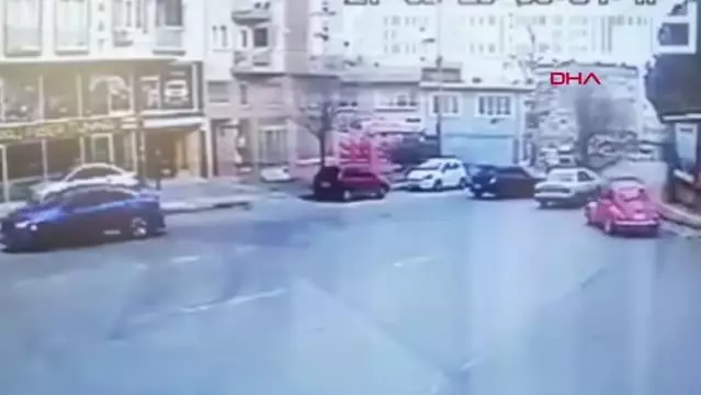 BURSA Yol verme kavgasında yanlışlıkla kendi arkadaşını yaraladı; kavga anı kamerada