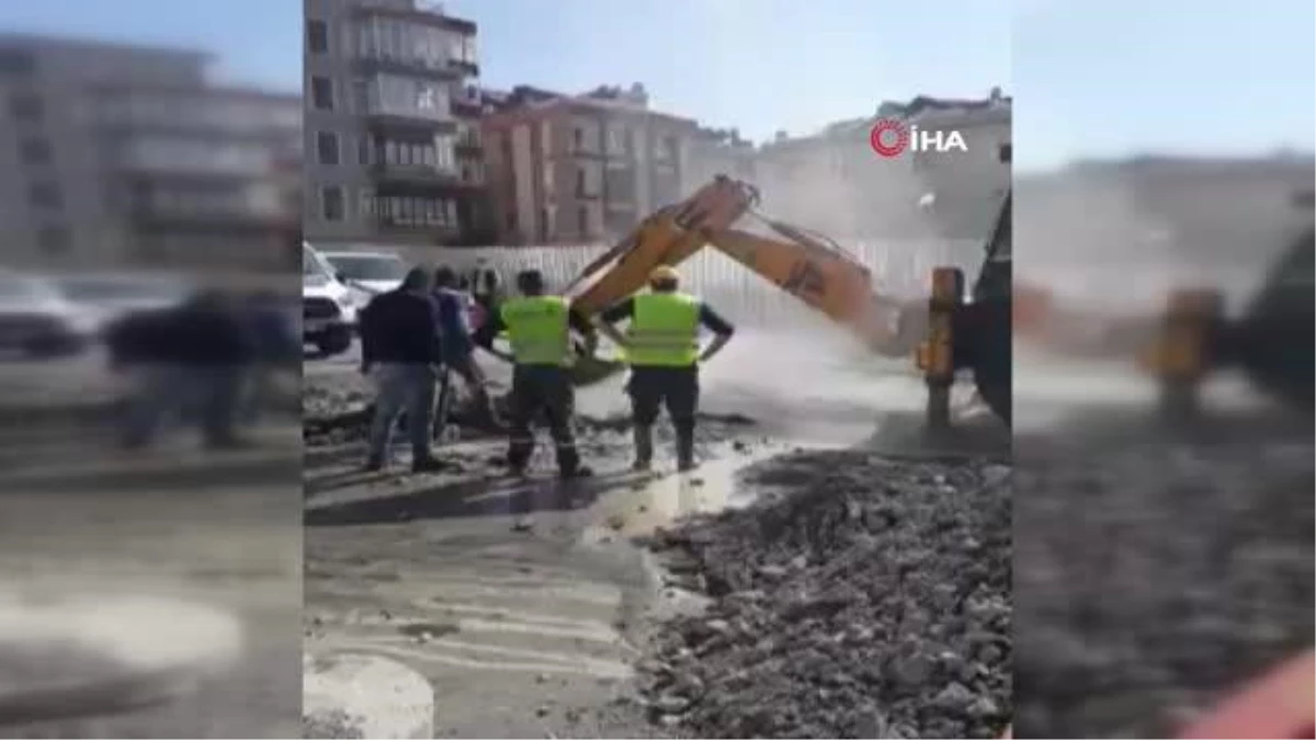 Çalışma sırasında patlayan borudan çıkan su metrelerce yükseldi