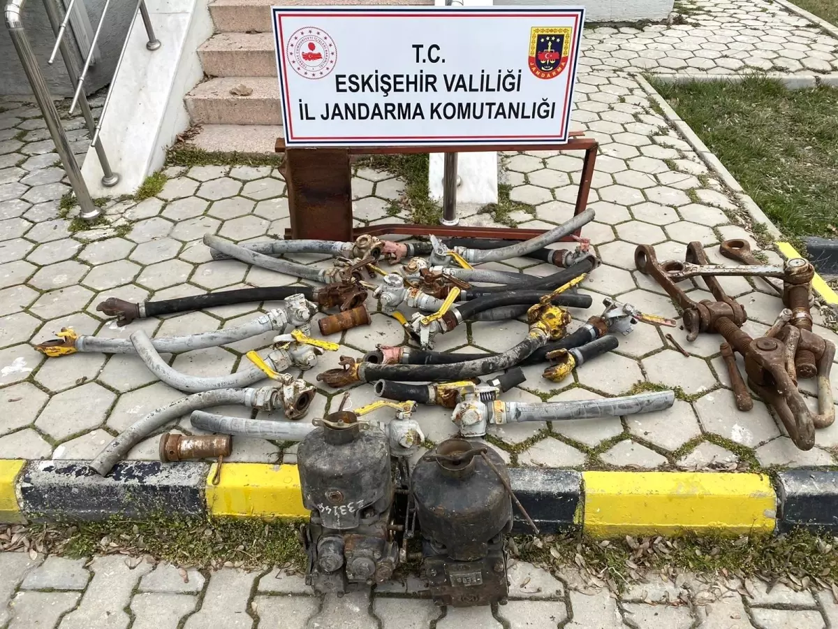 Çalmak için tren vagonlarından parça söken şüpheli suçüstü yakalandı