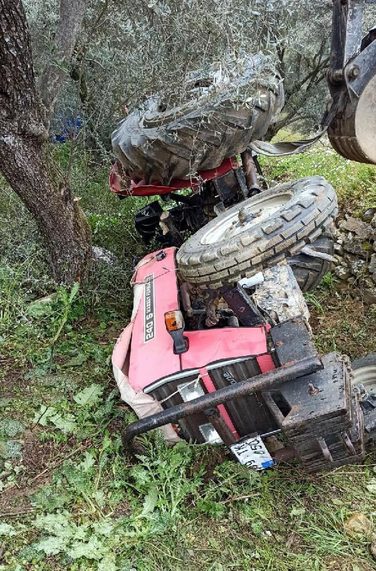 Devrilen traktörün altında kalarak öldü