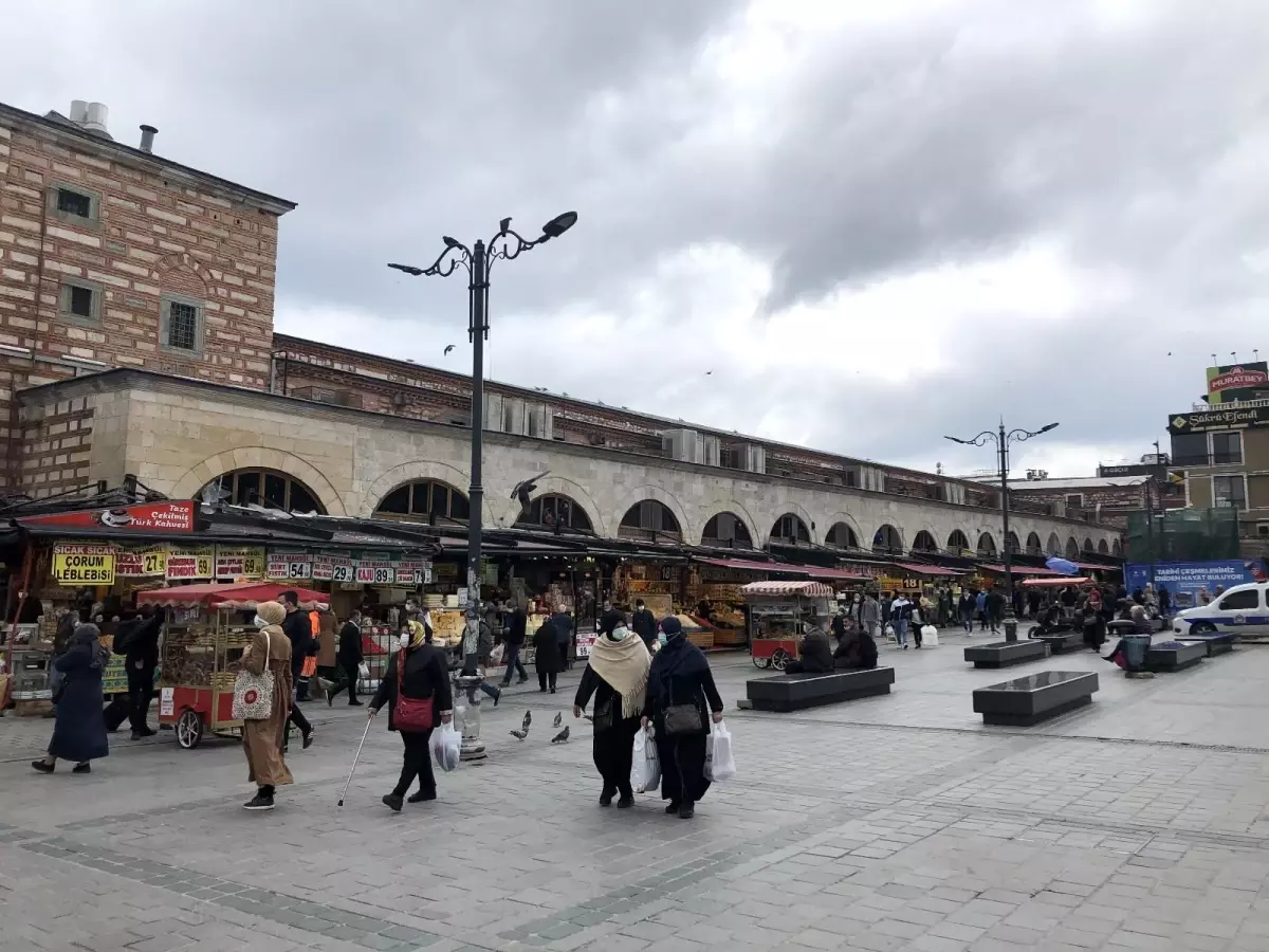 Eminönü\'nde Ramazan öncesi alışveriş yoğunluğu