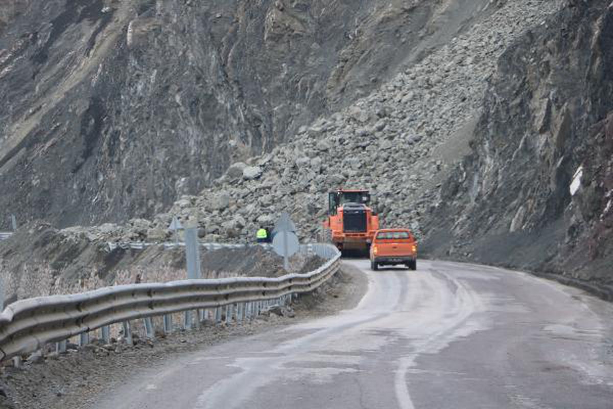 Hakkari- Yüksekova yolunda heyelan; greyder operatörü, son anda kurtuldu