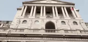 İngiltere'de çevreciler iklim değişikliğine dikkat çekmek için Merkez Bankasını siyaha boyadı