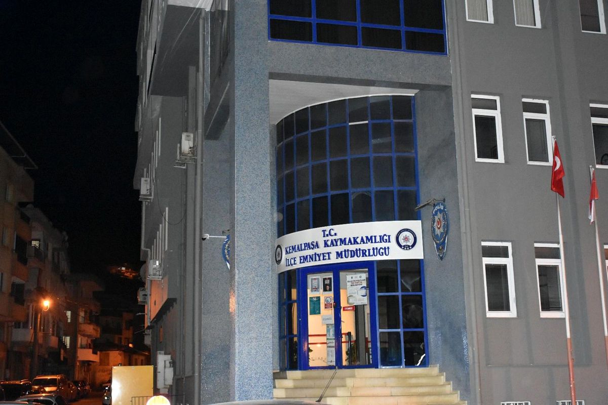 İzmir\'de uyuşturucu satıcılarına darbe: 2 şüpheli tutuklandı
