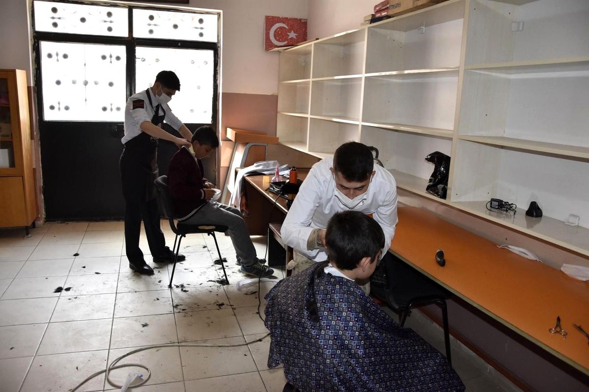 Jandarma öğrencileri tıraş etti