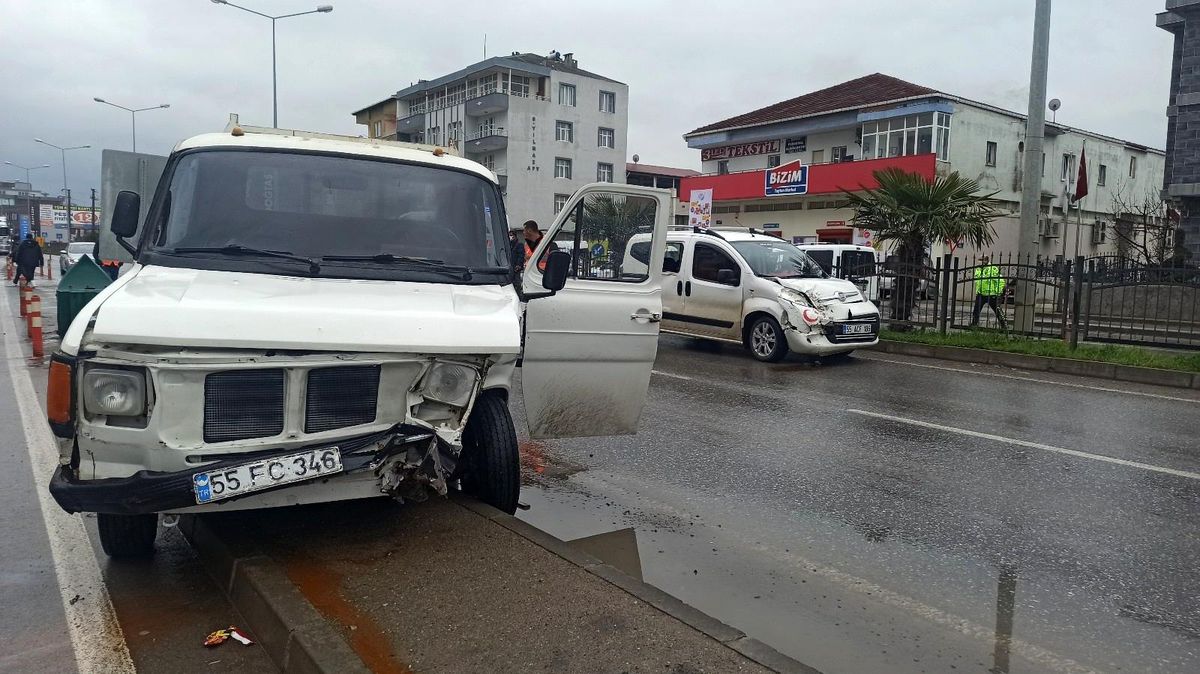 Kamyonet ile hafif ticari araç çarpıştı: 1 yaralı